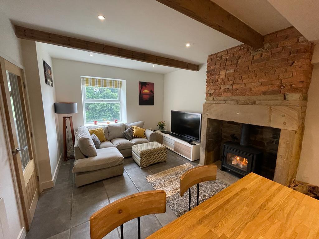 OPEN-PLAN LIVING/DINING ROOM