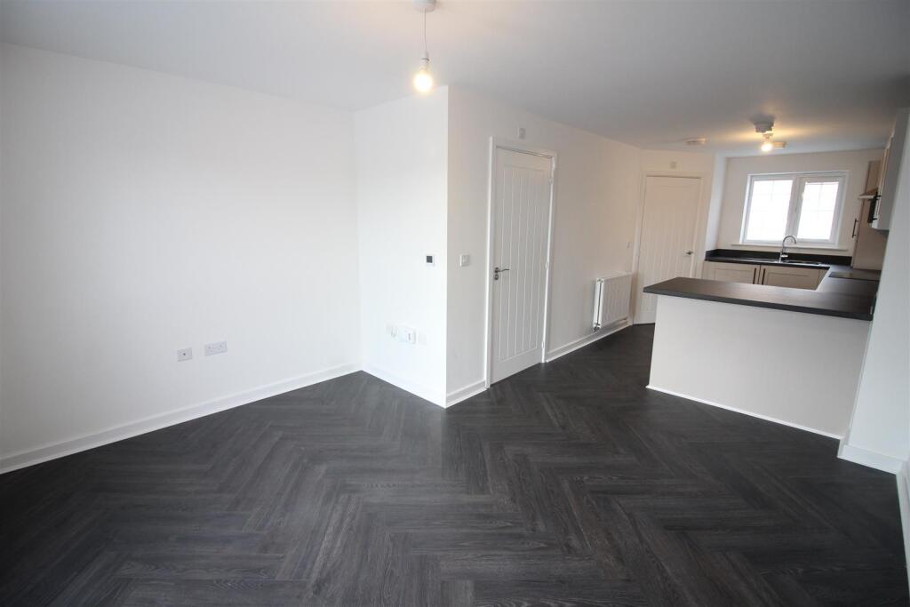 Lounge/Fitted Kitchen