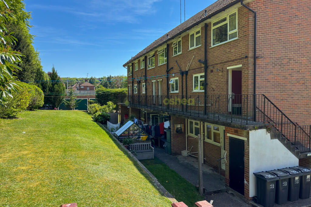 01 For Sale Studio Flat CR8 Lower Barn Road Paul O