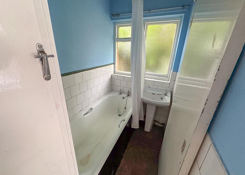 GROUND FLOOR BATHROOM