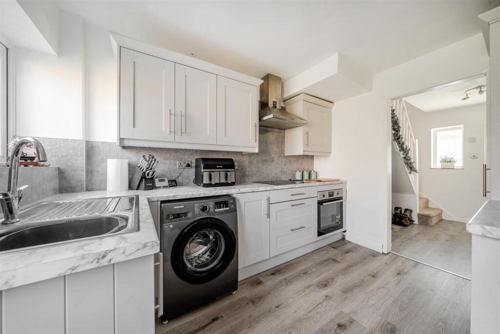 14 Queens Way, Hurley