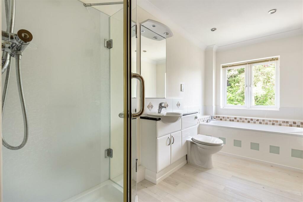 Family bathroom.jpg