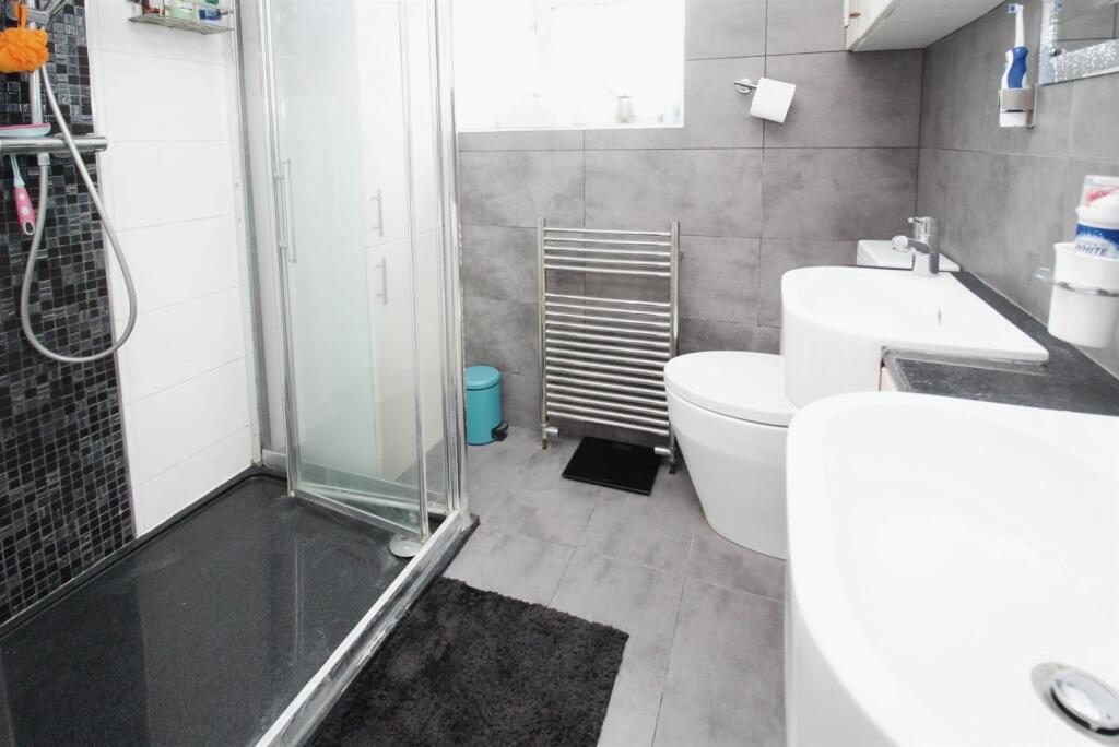 EN-SUITE SHOWER ROOM