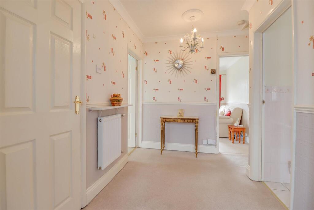 16 LONGFIELD CLOSE INSIDE-3.jpg