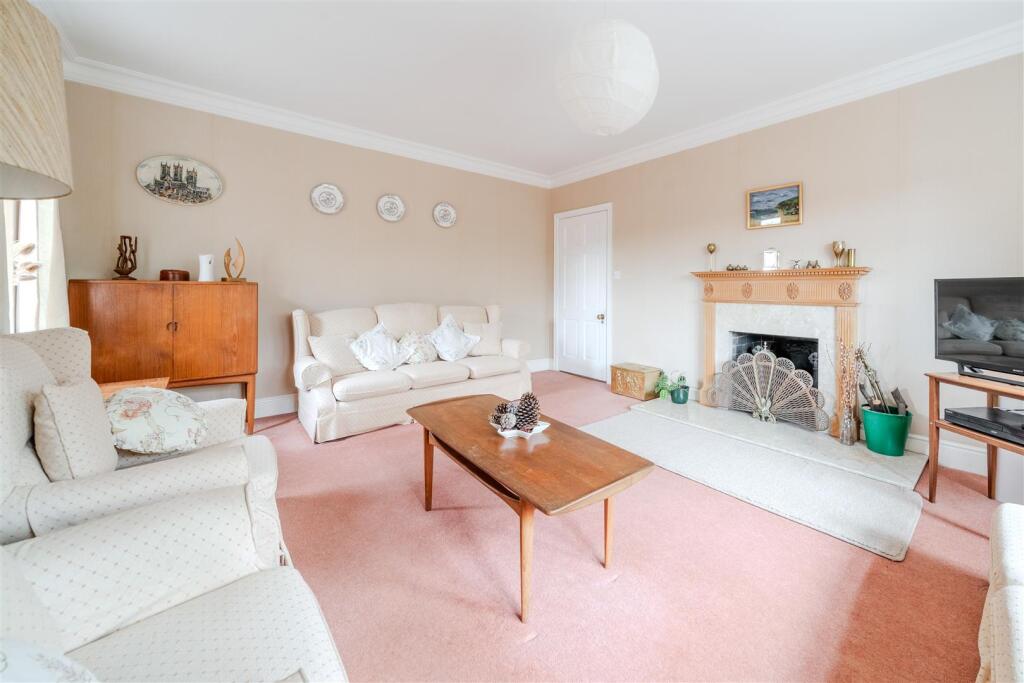 Living room-3.jpg