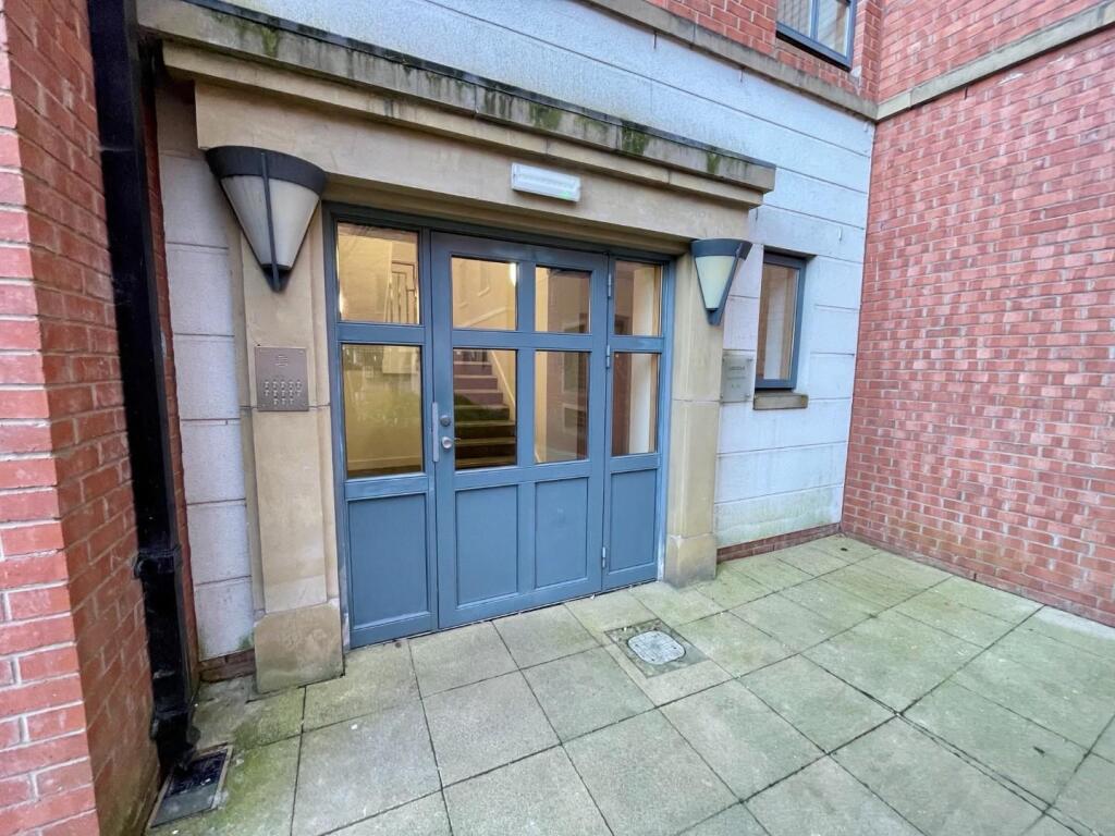 COMMUNAL ENTRANCE HALL