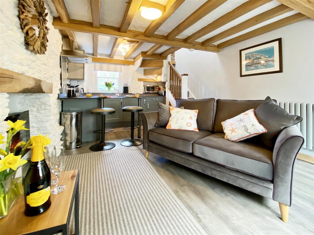 Lounge kitchen 2.JPG