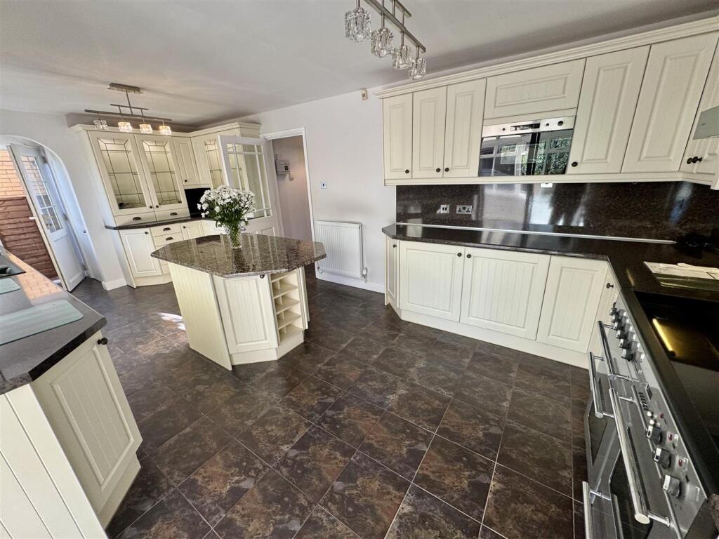 KITCHEN/FAMILY ROOM