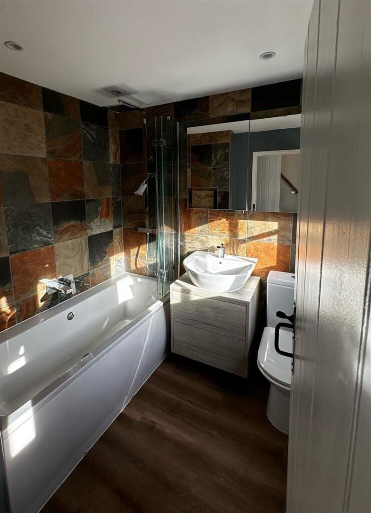 104 London Road bathroom 4.jpg