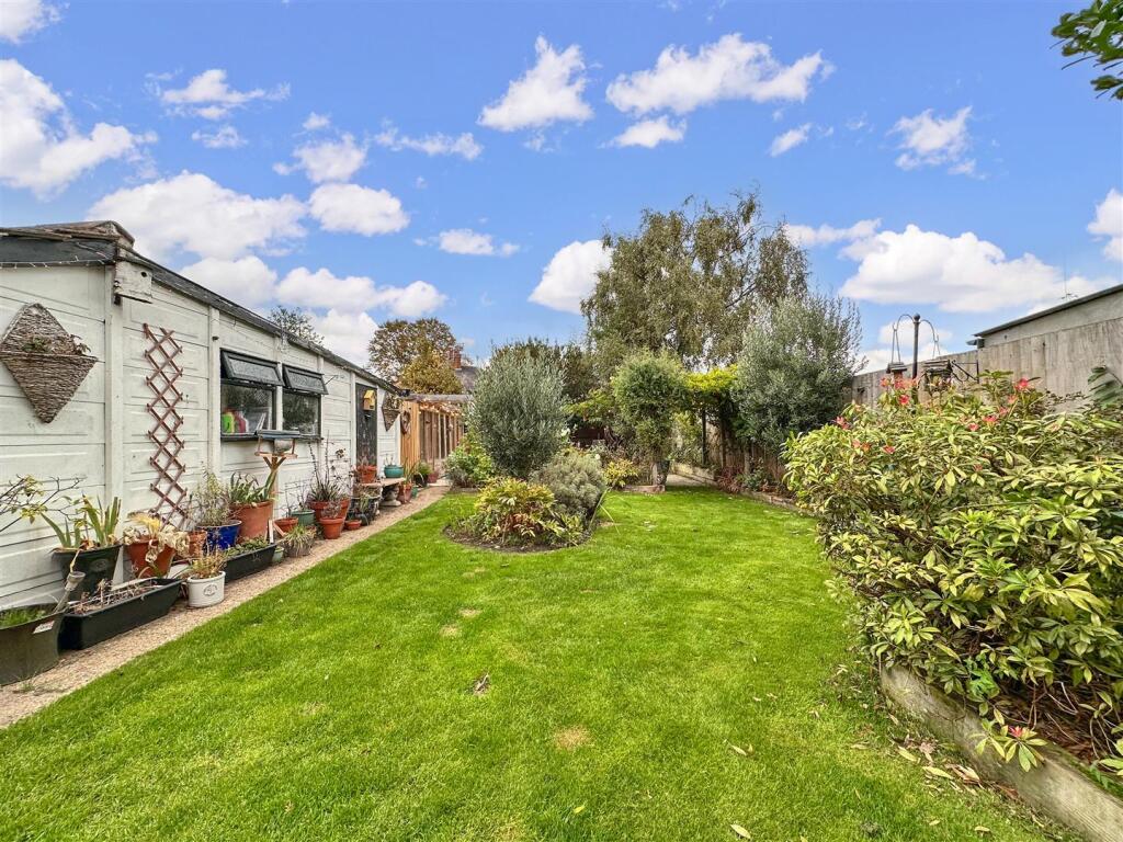 Generous &amp; Established Garden 082