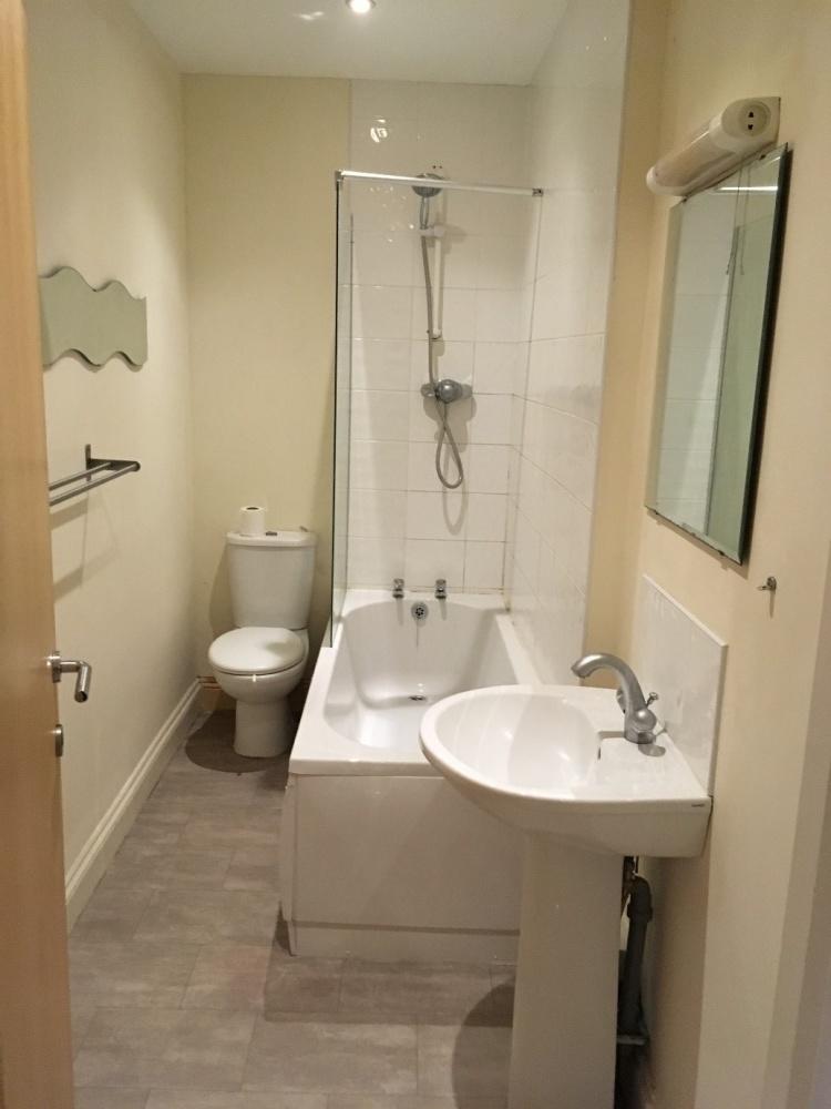 15_DEN017 Bathroom.jpg