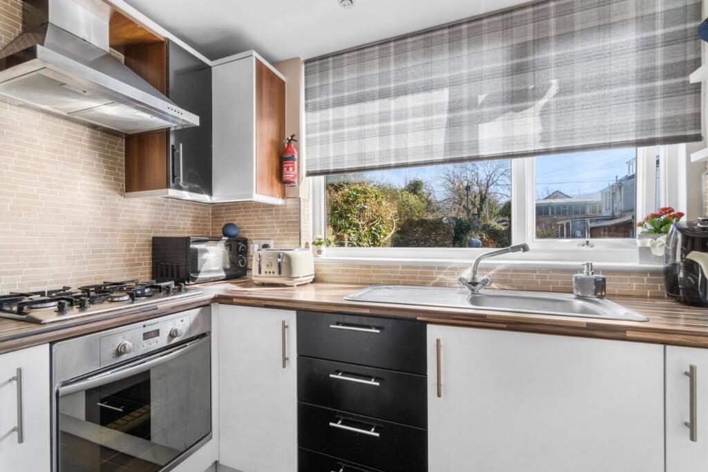 14 Brisbane Road, Largs kitchen .jpg