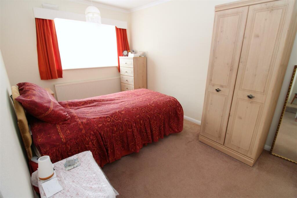 bedroom 1.JPG