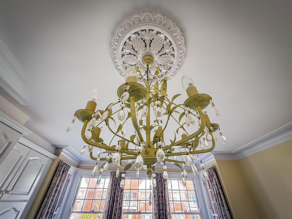 ALTERNATE VIEW OF PRINCIPAL BEDROOM