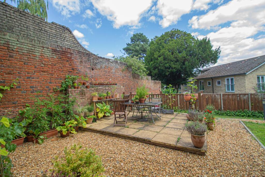 2 Karrelbrook House [Residents' Communal Garden].j