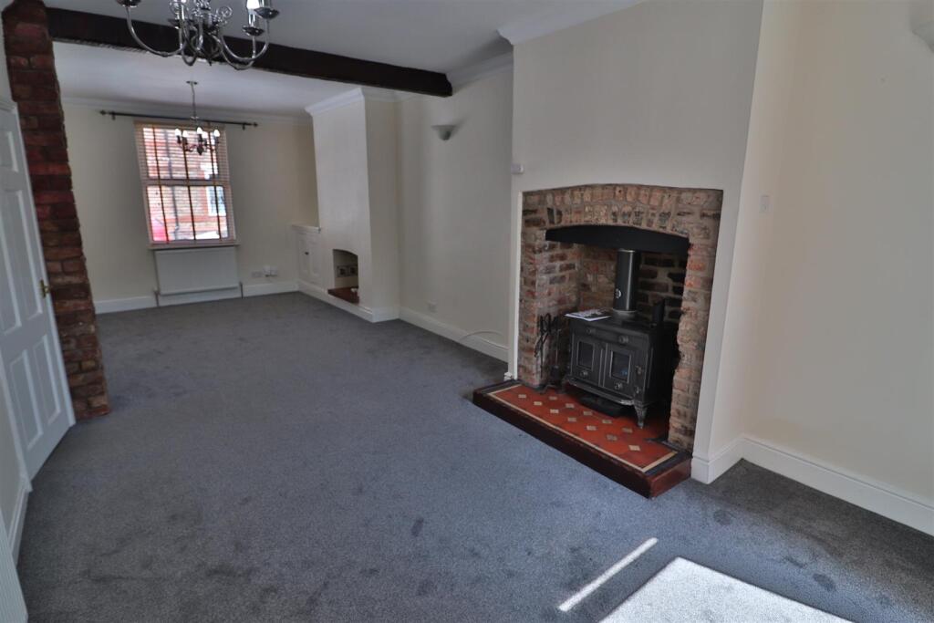 OPEN PLAN LOUNGE/DINING ROOM