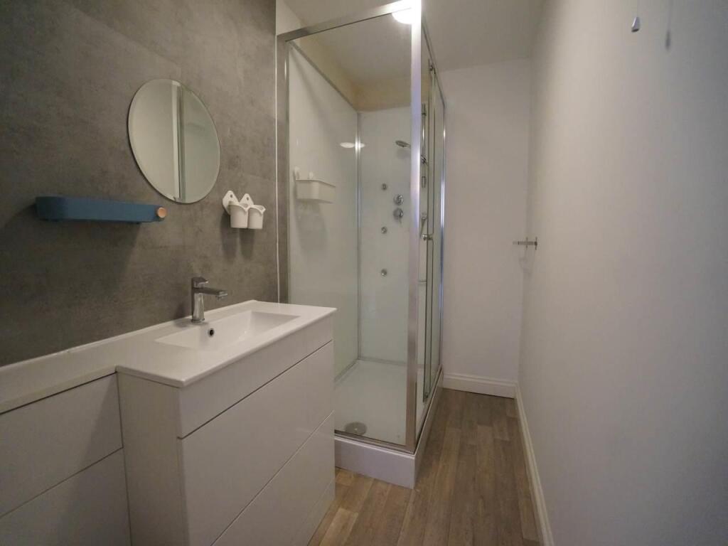 EbenezerChapelFlat8_Bathroom1 (1).JPG