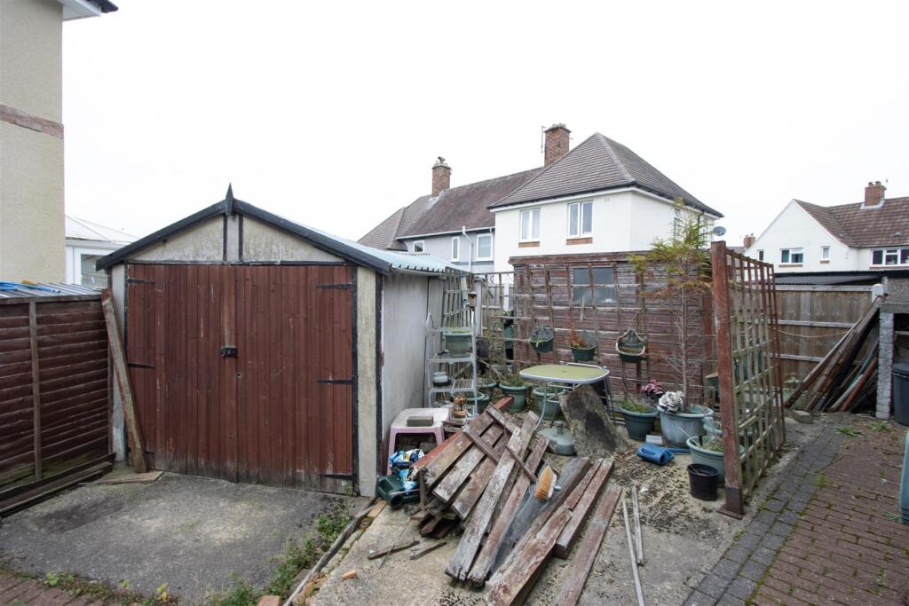 Garage &amp; Rear Garden