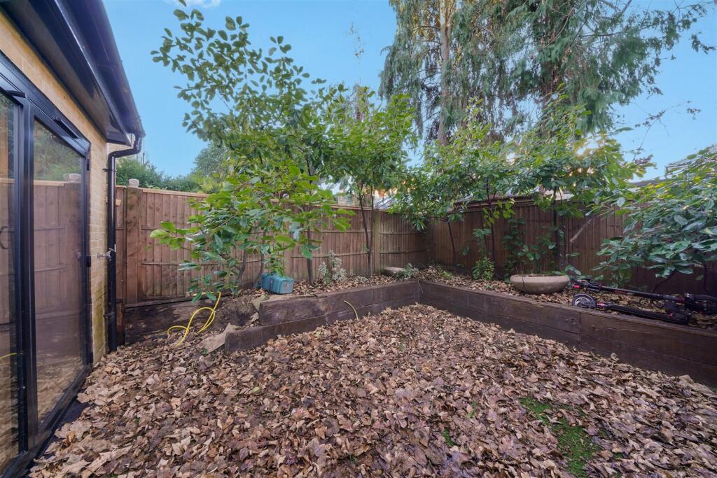 2 Sir Alexander Close - wStxpcEeh2SJzsMyLAs1.jpg