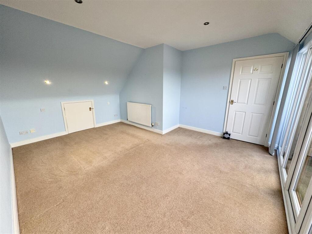 waterside main bedroom..jpg