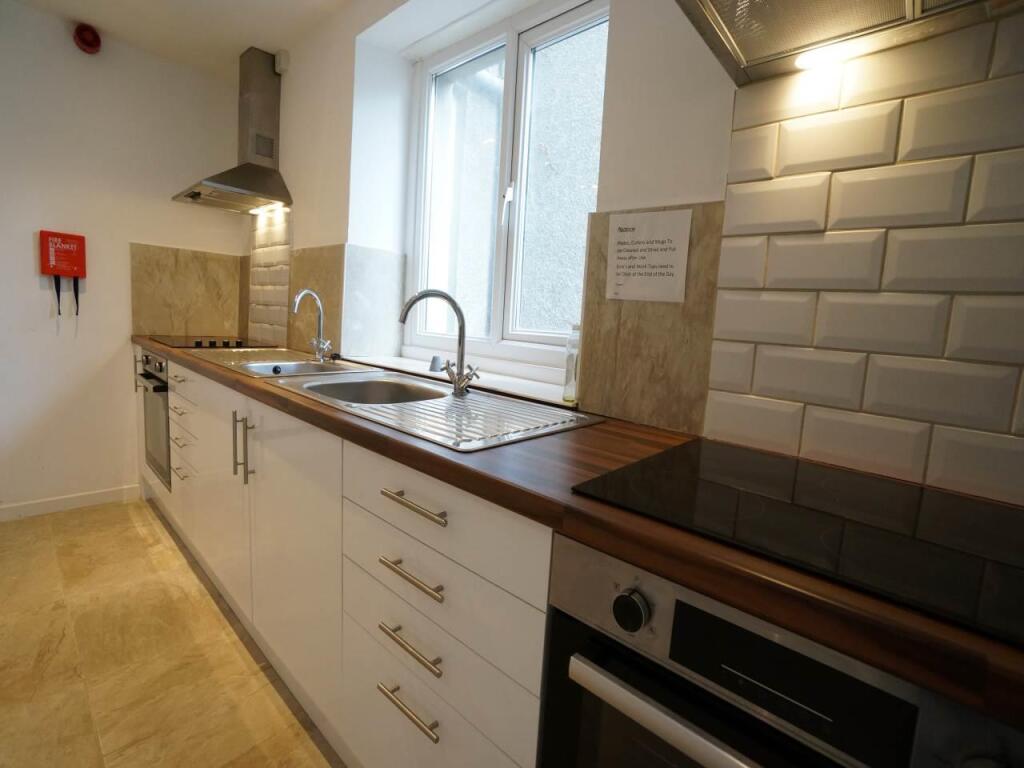 22CollegeRd_Kitchen1.4.JPG