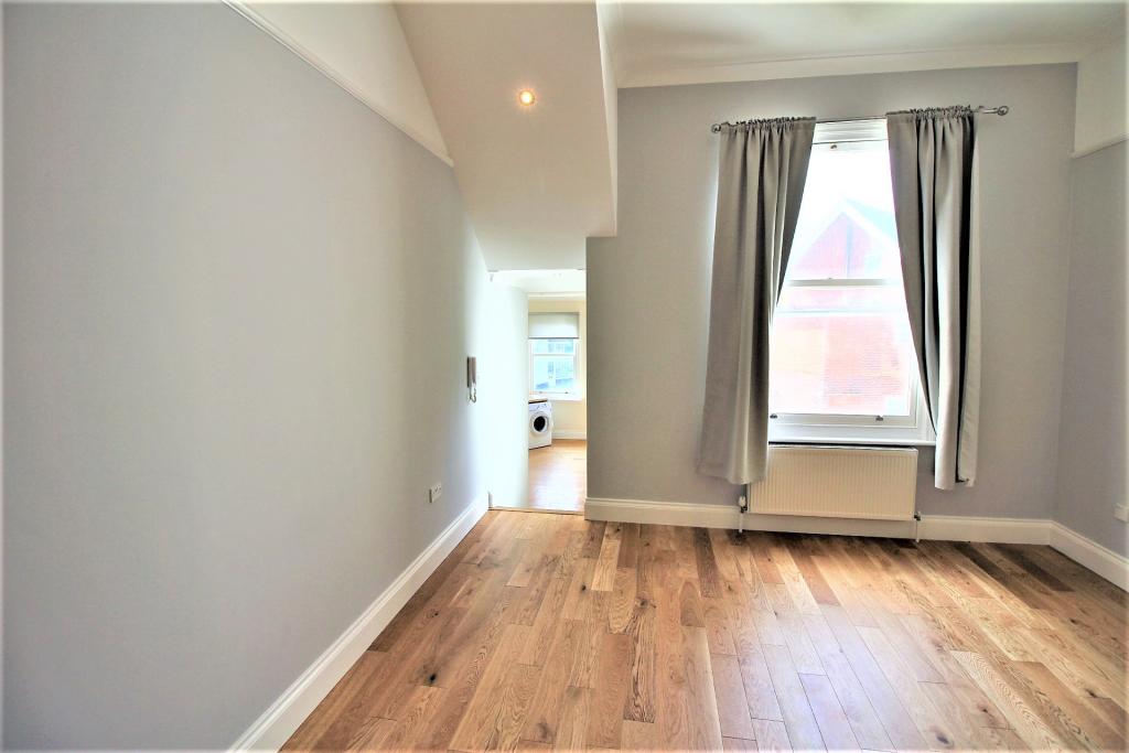 FRONTROOM3.JPG