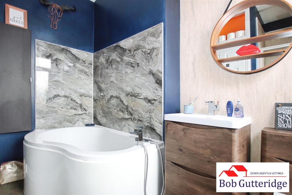 FIRST FLOOR FOUR PIECE BATHROOM