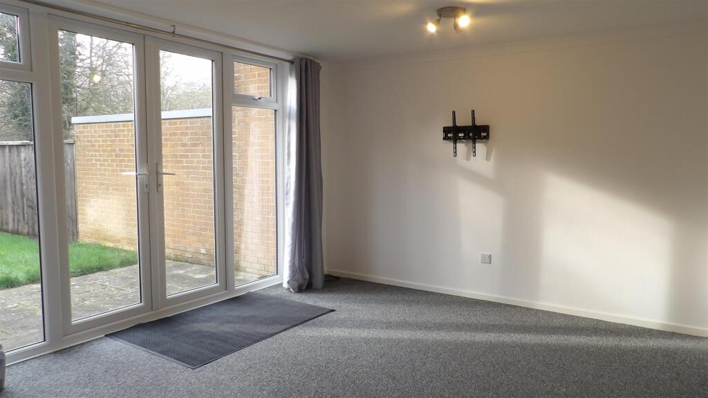132 The Medway - Lounge 1.JPG
