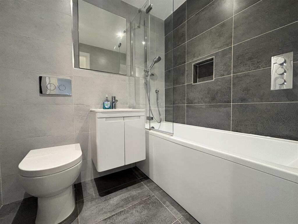 Greenacres bathroom.jpg