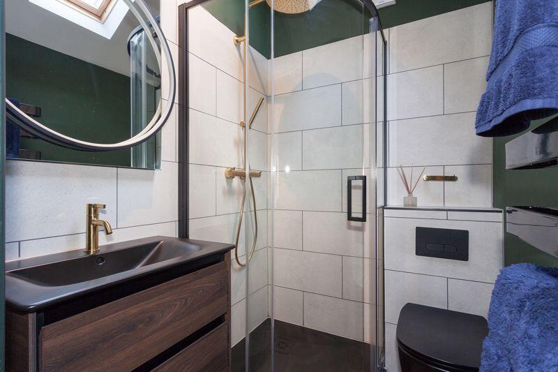 GUEST ACCOMMODATION SHOWER ROOM