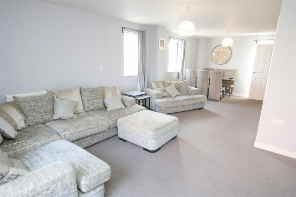 'L' SHAPED LIVING ROOM