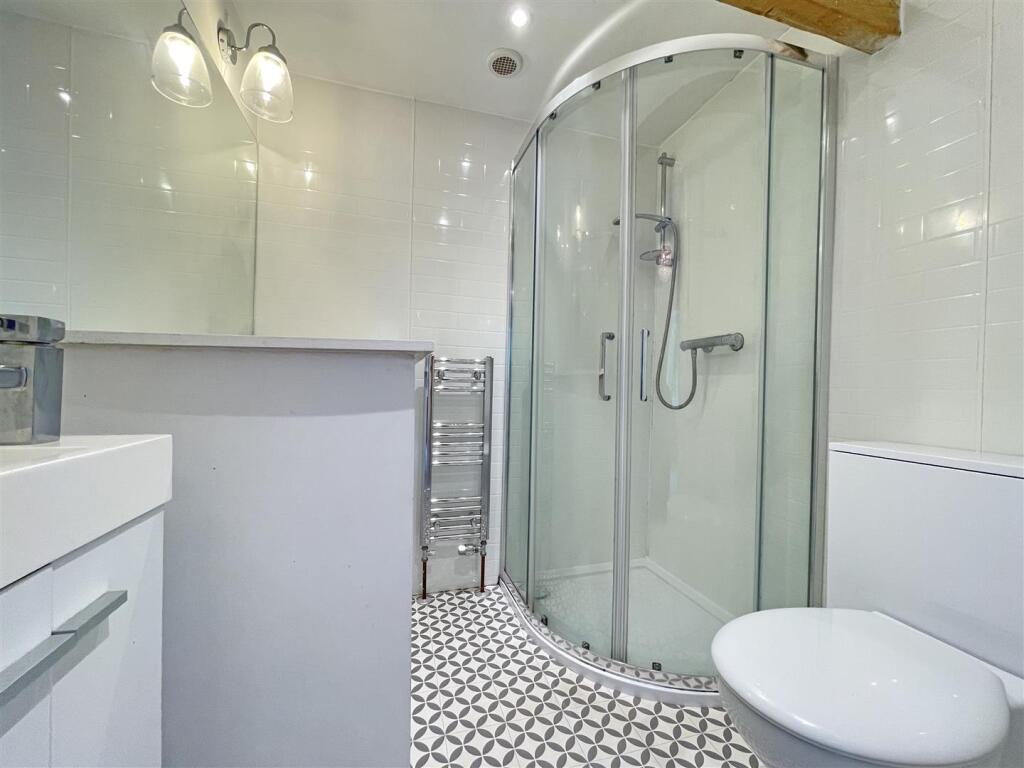 Hollow Hayes - New Ensuite.jpg