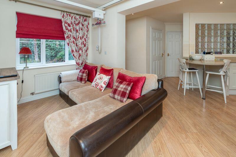 DINING/SITTING ROOM