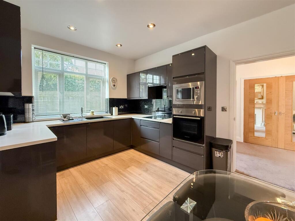 BREAKFASTING KITCHEN