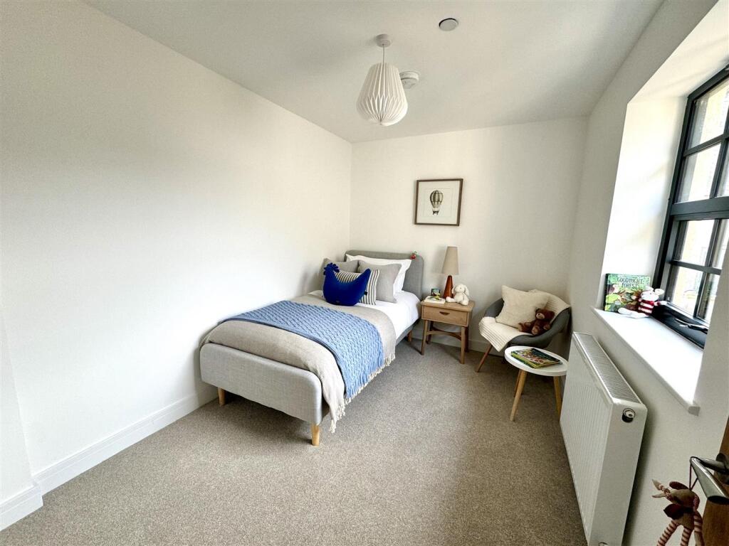 BEDROOM 4