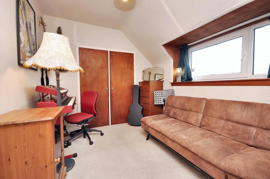 Bedroom/ Study