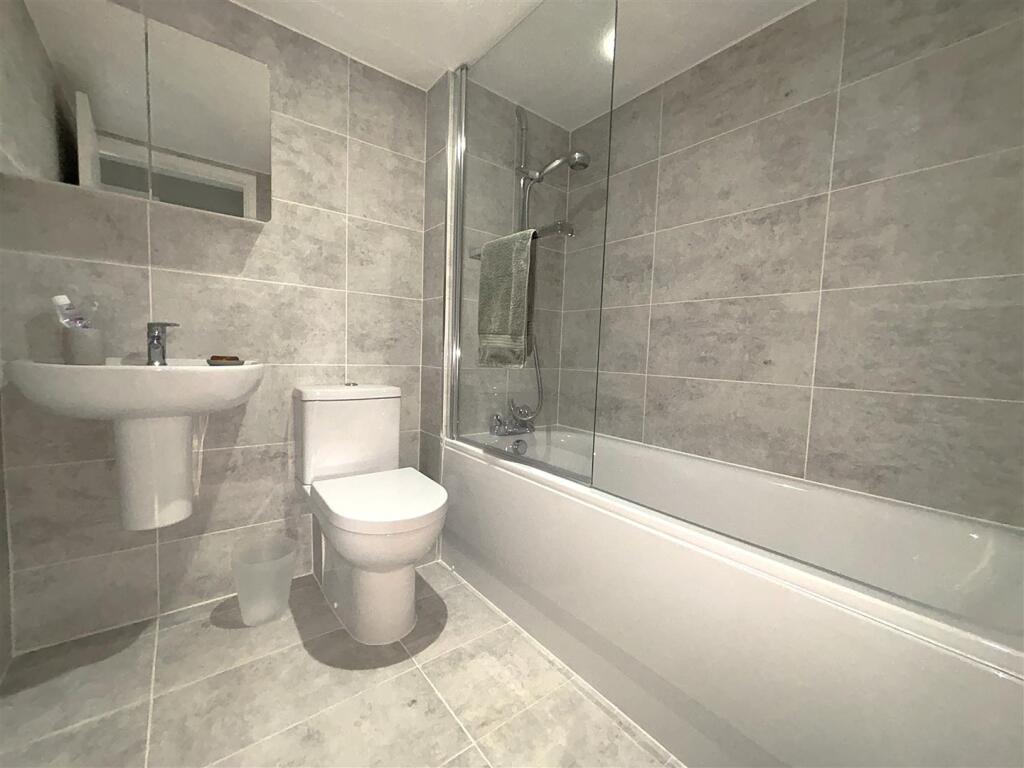 FAMILY BATHROOM