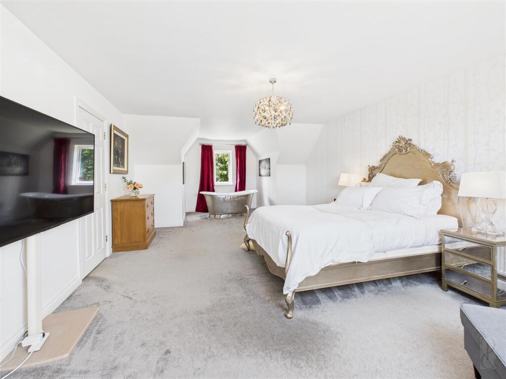 Principal Bedroom (2nd floor)
