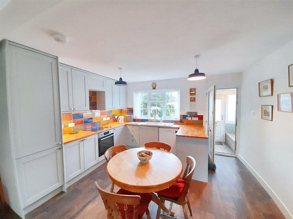 Kitchen / dining area