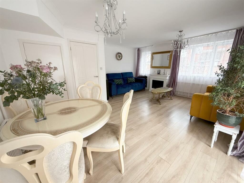 ALTERNATE VIEW OF LOUNGE/DINER