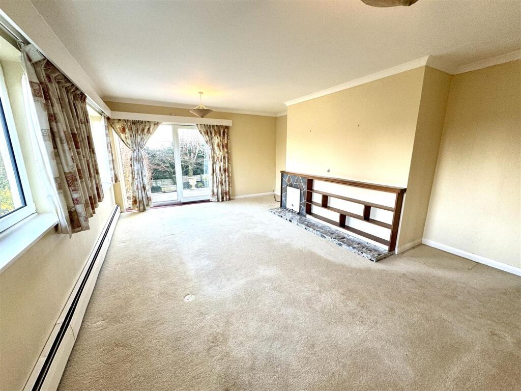 LIVING/DINING ROOM