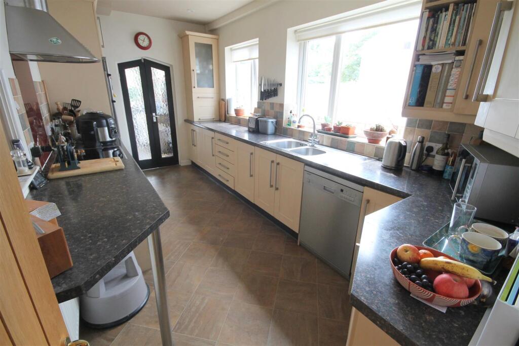 RR Kitchen i.JPG