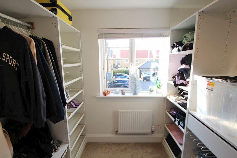 Walk in wardrobe or possible bedroom