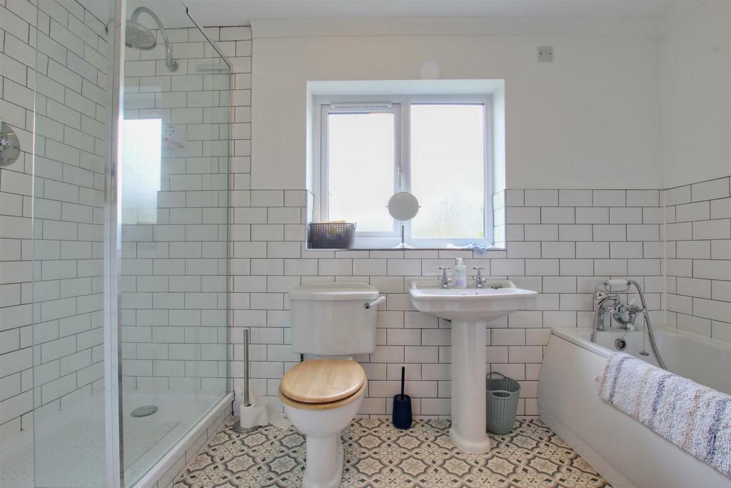 EN-SUITE BATHROOM