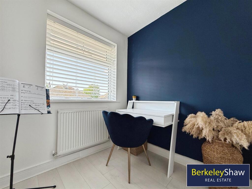 Front bedroom 4/study