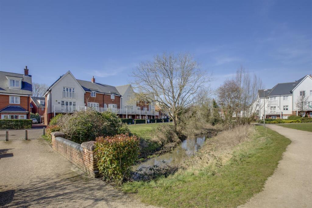 1 Greenwich Drive, HP11 1GT-15.jpg