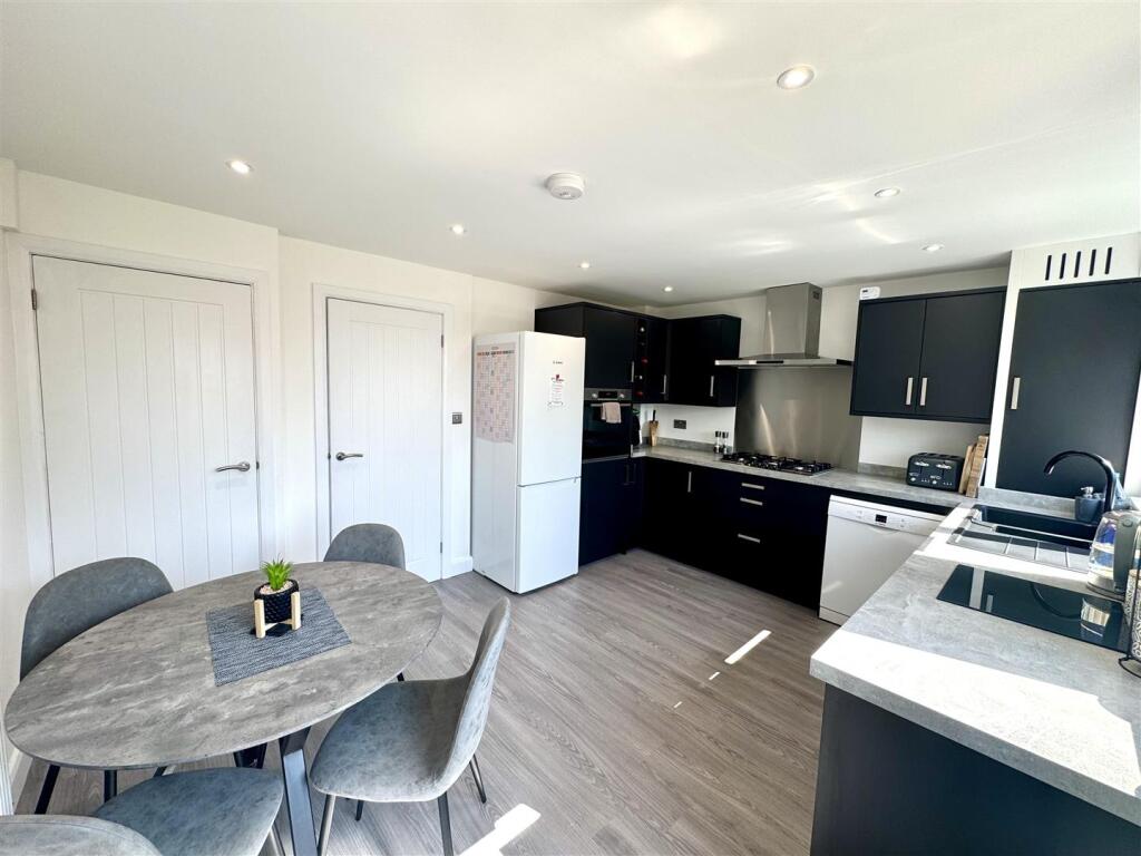 KITCHEN/DINNIG ROOM