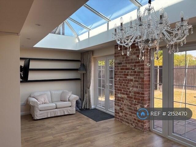 Lounge / Dining Area