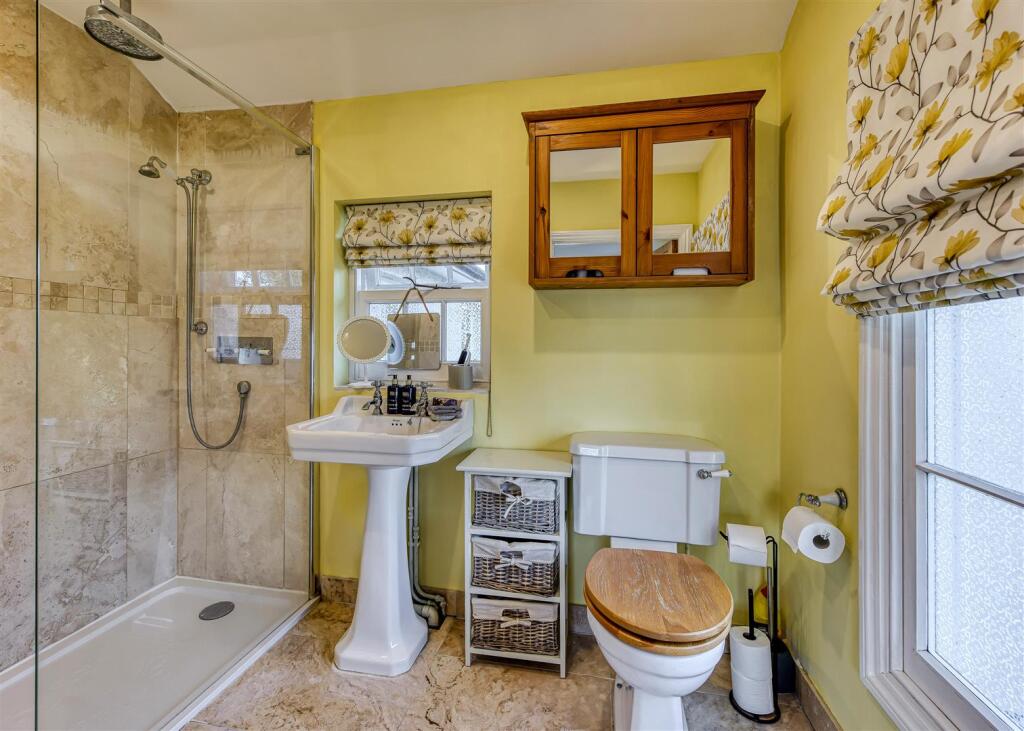 The Grove-bed1 ensuite.jpg