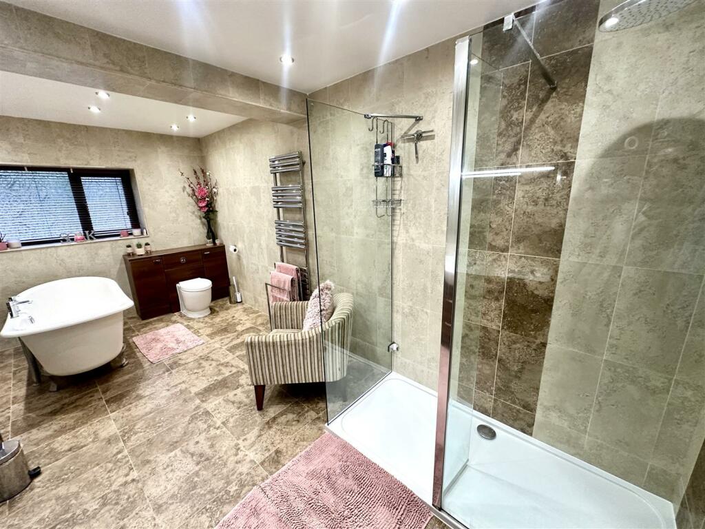PRINCIPAL BATHROOM
